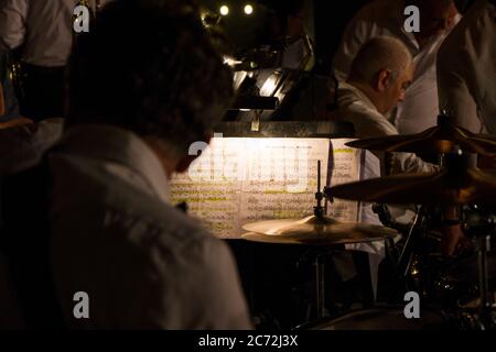 Musiknotizbuch und Instrumente, klassische Musiksymbole und Noten Stockfoto