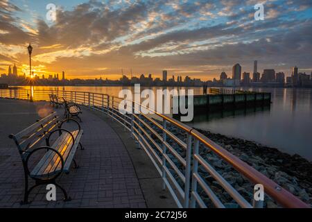 Wunderschöner Sonnenaufgang über New York City von Newport, New Jersey aus gesehen Stockfoto