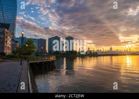 Wunderschöner Sonnenaufgang über New York City von Newport, New Jersey aus gesehen Stockfoto