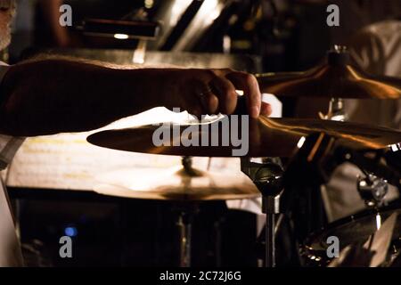 Musiknotizbuch und Instrumente, klassische Musiksymbole und Noten Stockfoto