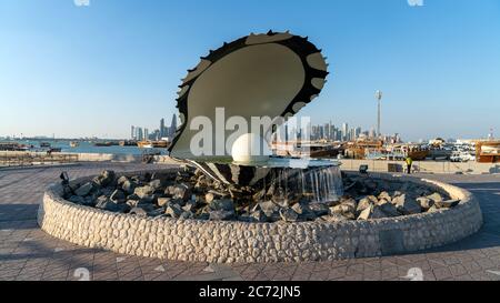 Doha, Katar - Februar 2019: Perle und Austernbrunnen Wahrzeichen Denkmal auf der Corniche Stockfoto