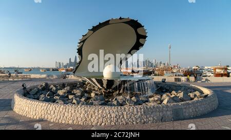 Doha, Katar - Februar 2019: Perle und Austernbrunnen Wahrzeichen Denkmal auf der Corniche Stockfoto