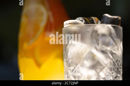 Glas Limonade mit Eis in dunklen Farben. Stockfoto
