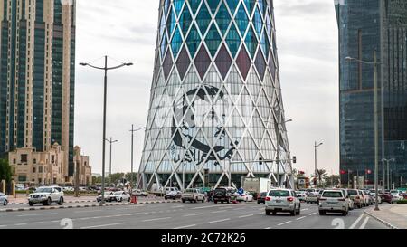 Doha, Katar - Februar 2019: Tornado Tower mit Bild von Emir Tamim bin Hamad al-Thani, ikonischen verglasten Hochhäusern in West Bay. Wolkenkratzer von Finanzia Stockfoto