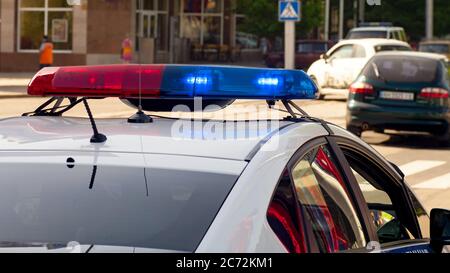 Polizei Patrouille Auto mit blinkenden Lichtern auf der Stadtstraße Stockfoto