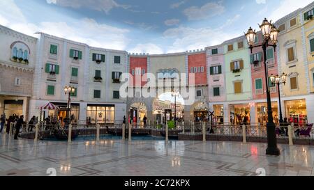 Doha, Katar - Februar 2019: Innenszene von Villaggio Einkaufszentrum in Doha mit vielen Geschäften und Geschäften Stockfoto