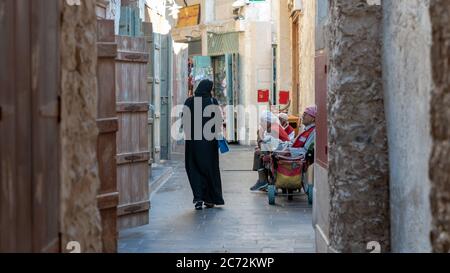 Doha, Katar - Februar 2019: Im Zentrum von Doha gelegen, ist der Souq Waqif ein Markt, der traditionelle arabische Kleidung, Schmuck und Souvenirs verkauft. Stockfoto