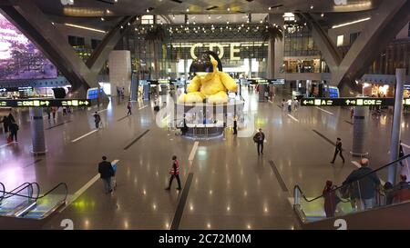 Doha, Katar - Februar 2019: Inneneinrichtung des neuen Hamad International Airport in Sektor mit einem großen gelben Bären Stockfoto