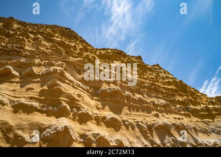 Meeresklippen bei Burton Bradstock, dem Beginn des Chesil-Strandes, an der Jurassic Coast von Dorset, Großbritannien Stockfoto