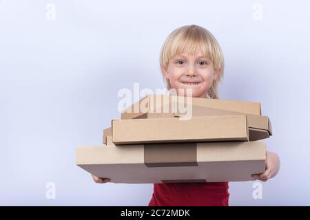 Blonde junge hält Pizza-Boxen auf weißem Hintergrund. Pizza Lieferung nach Hause Konzept Stockfoto