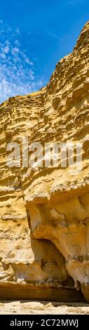 Meeresklippen bei Burton Bradstock, dem Beginn des Chesil-Strandes, an der Jurassic Coast von Dorset, Großbritannien Stockfoto