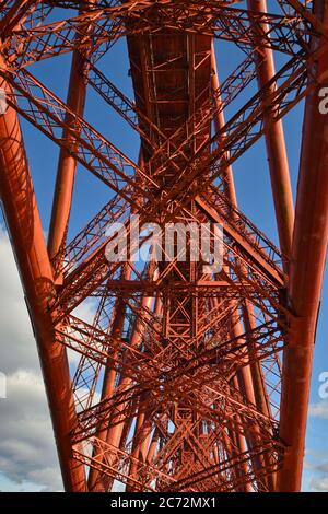 Unterseite der Forth Bridge in Schottland, ein UNESCO-Weltkulturerbe. Viktorianische Eisenbahnbrücke, Freischwinger. Von unten genommen. Stockfoto