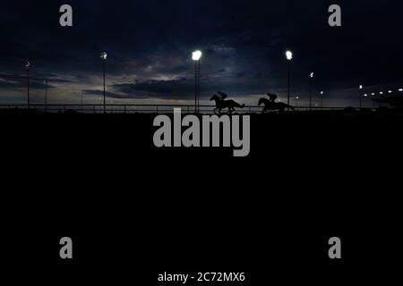 Eine allgemeine Ansicht, als Läufer ihren Weg zum Start auf der Rennbahn Kempton Park machen. Stockfoto