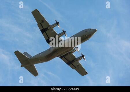 Prestwick, Schottland, Großbritannien. Juli 2020. Im Bild: Ein C130 Hercules Flugzeug der kanadischen Luftwaffe (reg 130616), das vom Prestwick Airport abfliegt. Es war eine Stunde früher gelandet und es sieht so aus, als wäre dies ein Tankstopp für die Crew. Quelle: Colin Fisher/Alamy Live News Stockfoto