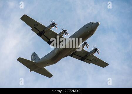 Prestwick, Schottland, Großbritannien. Juli 2020. Im Bild: Ein C130 Hercules Flugzeug der kanadischen Luftwaffe (reg 130616), das vom Prestwick Airport abfliegt. Es war eine Stunde früher gelandet und es sieht so aus, als wäre dies ein Tankstopp für die Crew. Quelle: Colin Fisher/Alamy Live News Stockfoto