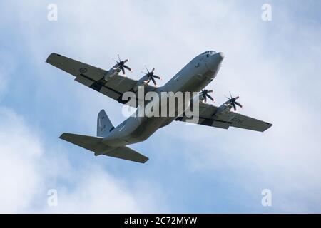 Prestwick, Schottland, Großbritannien. Juli 2020. Im Bild: Ein C130 Hercules Flugzeug der kanadischen Luftwaffe (reg 130616), das vom Prestwick Airport abfliegt. Es war eine Stunde früher gelandet und es sieht so aus, als wäre dies ein Tankstopp für die Crew. Quelle: Colin Fisher/Alamy Live News Stockfoto