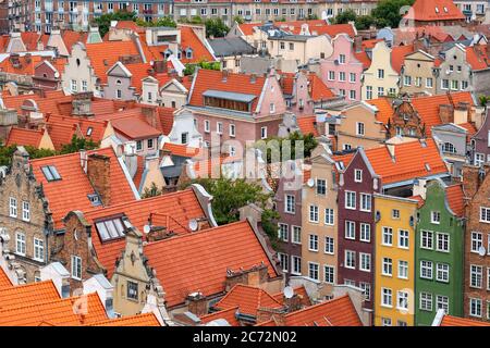 Blick von oben auf die Danziger Altstadt mit rötlichen Dächer der Altstadt in Danzig Stockfoto