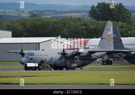 Prestwick, Schottland, Großbritannien. Juli 2020. Im Bild: Ein Flugzeug der US Air Force C130 Hercules (Reg 56709) sitzt auf dem Asphalt des Ryanair Hanger als persönliches Flugzeug der Luftwaffe, während das Flugzeug betankt wird. Quelle: Colin Fisher/Alamy Live News Stockfoto