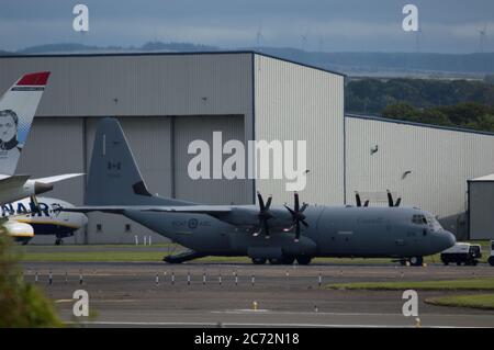 Prestwick, Schottland, Großbritannien. Juli 2020. Im Bild: Ein C130 Hercules Flugzeug der kanadischen Luftwaffe (reg 130616), das vom Prestwick Airport abfliegt. Es war eine Stunde früher gelandet und es sieht so aus, als wäre dies ein Tankstopp für die Crew. Quelle: Colin Fisher/Alamy Live News Stockfoto