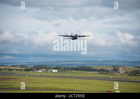 Prestwick, Schottland, Großbritannien. Juli 2020. Im Bild: Ein C130 Hercules Flugzeug der kanadischen Luftwaffe (reg 130616), das vom Prestwick Airport abfliegt. Es war eine Stunde früher gelandet und es sieht so aus, als wäre dies ein Tankstopp für die Crew. Quelle: Colin Fisher/Alamy Live News Stockfoto