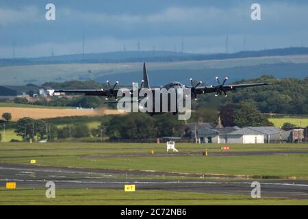 Prestwick, Schottland, Großbritannien. Juli 2020. Im Bild: Ein C130 Hercules Flugzeug der kanadischen Luftwaffe (reg 130616), das vom Prestwick Airport abfliegt. Es war eine Stunde früher gelandet und es sieht so aus, als wäre dies ein Tankstopp für die Crew. Quelle: Colin Fisher/Alamy Live News Stockfoto