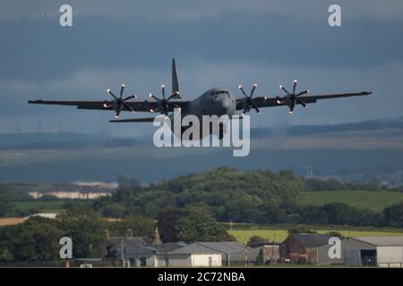 Prestwick, Schottland, Großbritannien. Juli 2020. Im Bild: Ein C130 Hercules Flugzeug der kanadischen Luftwaffe (reg 130616), das vom Prestwick Airport abfliegt. Es war eine Stunde früher gelandet und es sieht so aus, als wäre dies ein Tankstopp für die Crew. Quelle: Colin Fisher/Alamy Live News Stockfoto