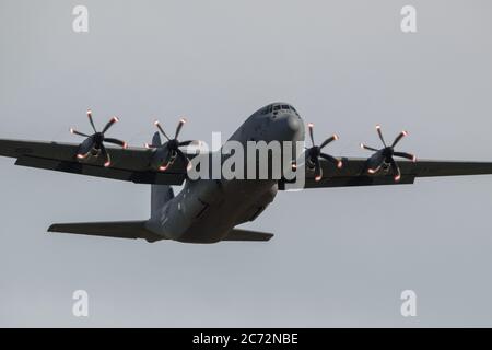 Prestwick, Schottland, Großbritannien. Juli 2020. Im Bild: Ein C130 Hercules Flugzeug der kanadischen Luftwaffe (reg 130616), das vom Prestwick Airport abfliegt. Es war eine Stunde früher gelandet und es sieht so aus, als wäre dies ein Tankstopp für die Crew. Quelle: Colin Fisher/Alamy Live News Stockfoto