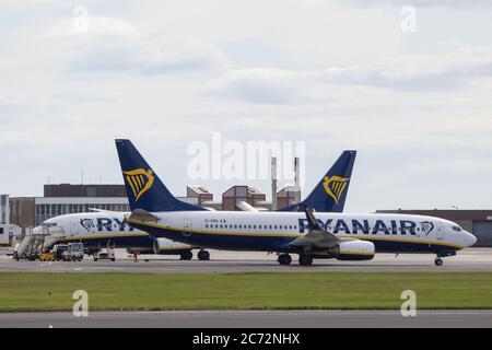 Prestwick, Schottland, Großbritannien. Juli 2020. Bild: Ein Ryanair-Flug (Boeing 737-800) vom Flughafen Prestwick zu einem europäischen Urlaubsziel. Ryanair arbeitet seit dem 1. Juli aufgrund der Krise des Coronavirus (COVID19), die die globale Luftfahrtindustrie getroffen hat, voll im Einsatz. Passagiere müssen auf ihren Flügen bis auf weiteres Gesichtsmasken tragen, um die Ausbreitung des Coronavirus zu verhindern. Quelle: Colin Fisher/Alamy Live News Stockfoto