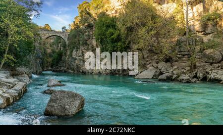 Antalya, Türkei - März 2019: Oluk Brücke über Kopru Irmagi Bach im Koprulu Kanyon Nationalpark in Antalya Türkei. Stockfoto