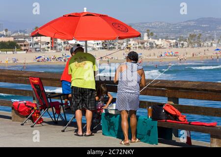 Angeln auf Newport Pier, Orange County, Kalifornien, USA Stockfoto