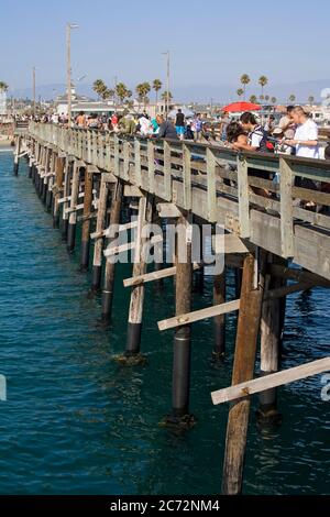 Angeln auf Newport Pier, Orange County, Kalifornien, USA Stockfoto