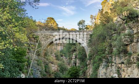 Antalya, Türkei - März 2019: Antike Oluk-Brücke über den Kopru Irmagi-Bach im Koprulu Kanyon Nationalpark in Antalya Türkei. Stockfoto