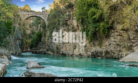 Antalya, Türkei - März 2019: Antike Oluk-Brücke über den Kopru Irmagi-Bach im Koprulu Kanyon Nationalpark in Antalya Türkei. Stockfoto