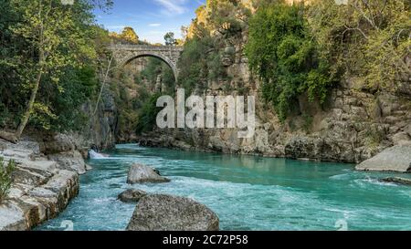 Antalya, Türkei - März 2019: Antike Oluk-Brücke über den Kopru Irmagi-Bach im Koprulu Kanyon Nationalpark in Antalya Türkei. Stockfoto