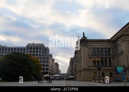 BERLIN, DEUTSCHLAND - 13. OKTOBER 2017: Gebäude am Gendarmenmarkt in der Nähe des historischen Zentrums der Stadt. Menschen und Straße. Stockfoto