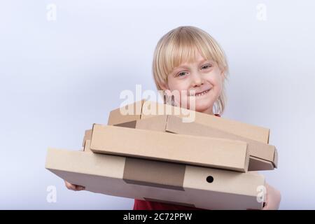 Blonde junge hält Pizza-Boxen auf weißem Hintergrund. Pizza Lieferung nach Hause Konzept Stockfoto