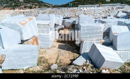 Marmorblöcke aus einem Steinbruch auf der Insel Marmara, Türkei Stockfoto