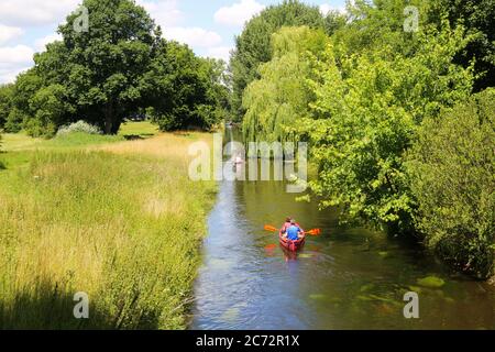 Viersen, Deutschland - 9. Juli. 2020: Blick auf den Fluss Niers in grüner idyllischer Landschaft mit Bäumen und Menschen Paddelkanus auf Bootstour Stockfoto