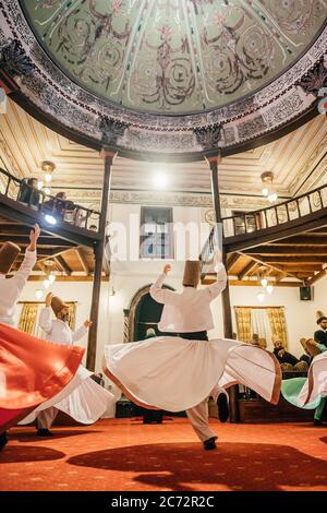 Semazen-Zeremonie. Sufi wirbelnde Derwische tanzen in der Türkei Stockfoto