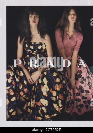 Plakat Werbung PRADA Modehaus in Papier Magazin von 2007 Jahr, Anzeige, kreative PRADA Anzeige von 2000er Jahren Stockfoto