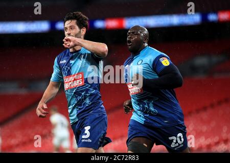 Wycombe Wanderers' Joe Jacobson (links) feiert Scoring seiner Seite das zweite Tor des Spiels aus dem Strafpunkt mit Adebayo Akinfenwa während des Sky Bet League One Play-off-Finale im Wembley Stadium, London. Stockfoto