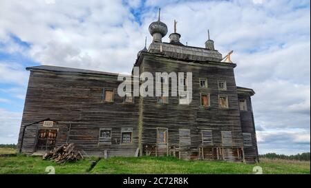 Russische orthodoxe Kirche. Holzkirche des 19. Jahrhunderts (1878) im Nordwesten Russlands Status des verlassenen Obeats Stockfoto