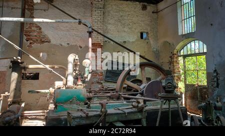 Rostige Ausrüstung in einer verlassenen alten Marmorsteinbruchfabrik in Marmara Insel, Balikesir, Türkei Stockfoto