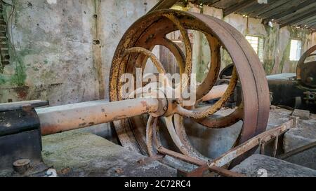 Rostige Ausrüstung in einer verlassenen alten Marmorsteinbruchfabrik in Marmara Insel, Balikesir, Türkei Stockfoto