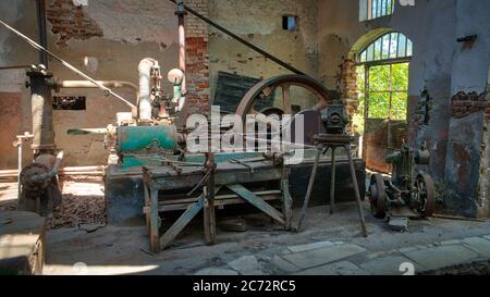 Rostige Ausrüstung in einer verlassenen alten Marmorsteinbruchfabrik in Marmara Insel, Balikesir, Türkei Stockfoto