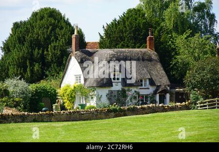 Malerisches Reethaus in Weston Underwood Stockfoto