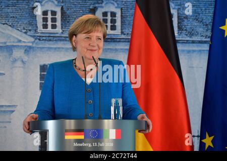 Meseberg, Deutschland. Juli 2020. Bundeskanzlerin Angela Merkel (CDU) spricht nach ihrem Gespräch im Gästehaus der Bundesregierung auf Schloss Meseberg bei der gemeinsamen Pressekonferenz mit dem italienischen Ministerpräsidenten Conte. Quelle: Tobias Schwarz/AFP Pool/dpa/Alamy Live News Stockfoto