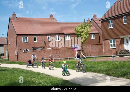 Familie Radfahren in Long Marston Garden Village, vorgeschlagene Entwicklung der Gemeinschaft von 4000 attraktiven gut gestalteten hochwertigen Häusern auf ehemaligen Stockfoto