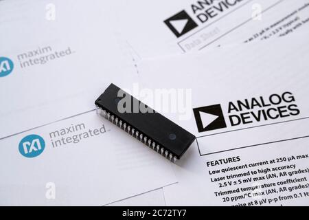 Stone / UK - Juli 13 2020: Computerchip auf der technischen Dokumentation von Maxim Integrated und Analog Devices, Datenblätter. Konzept für compan Stockfoto