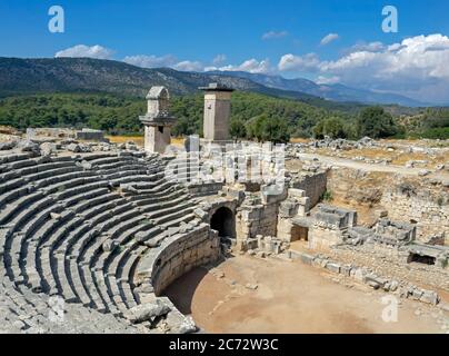 Antike antike Ruinen von Xanthos. Amphitheater, Harpy-Denkmal, UNESCO-Weltkulturerbe Stockfoto